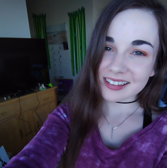 Meet your Posher, Chloe - Picture 2 of 2